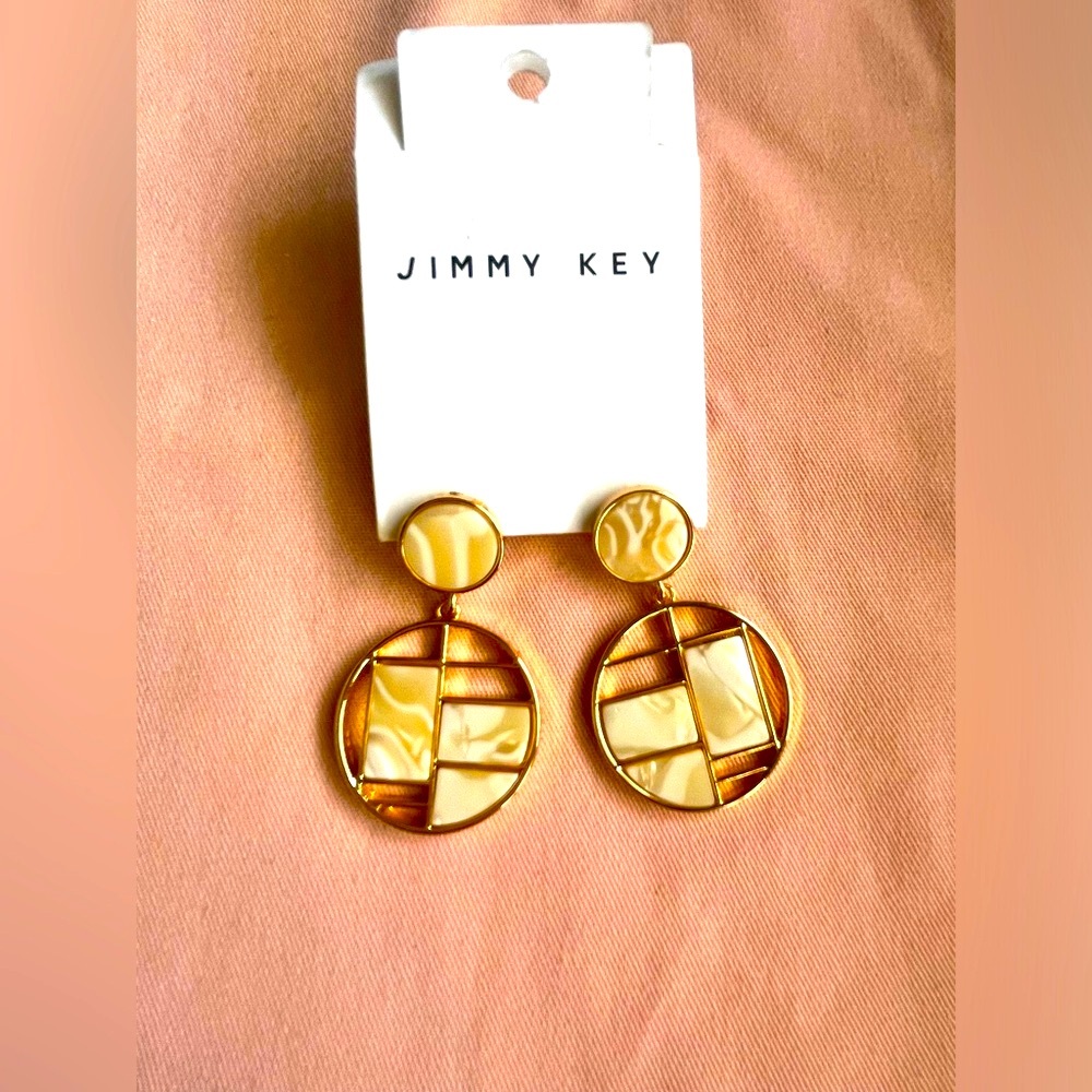 Jimmy Key  design beautiful
Two-tone round shape dangling earrings .